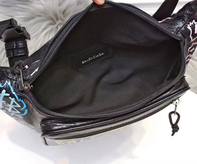 BALENCIAG巴黎世家 塗鴉胸包  BL1708
